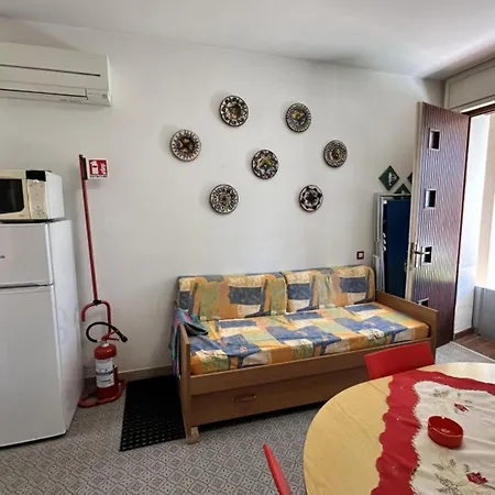Peaceful With An Enchanting Private Garden דירה