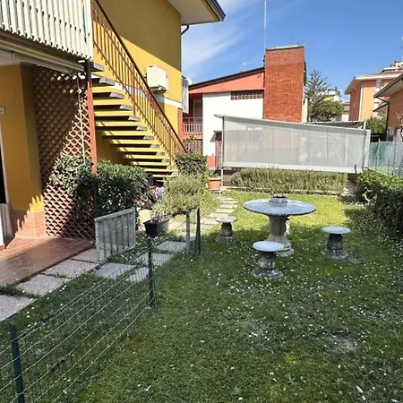 Peaceful With An Enchanting Private Garden דירה